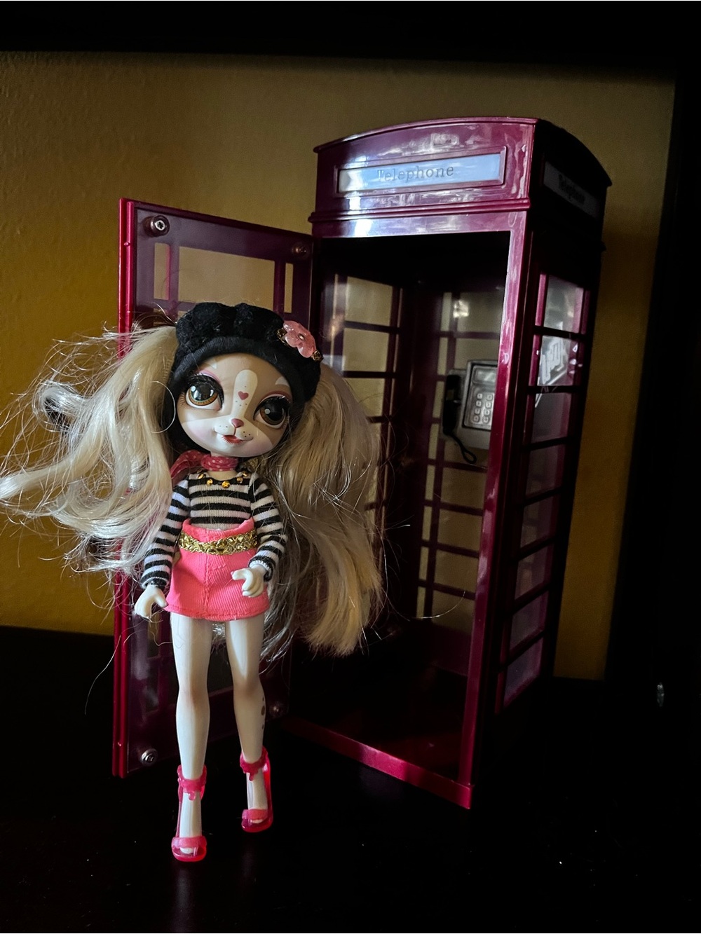 Pinkie Cooper and the Jet Set Pets doll - Paris